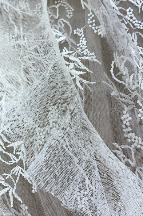 White blouse in tulle and lace with ruffle strawberry collar - 8