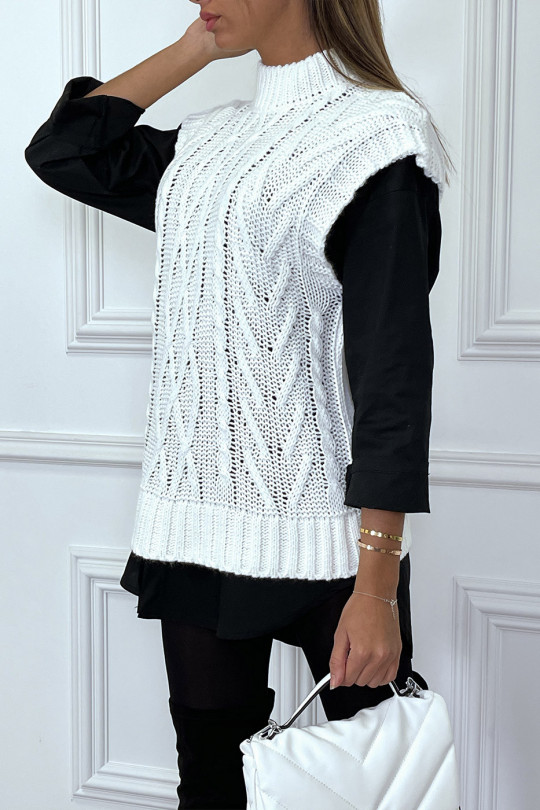 Witte mouwloze sweater in groot kabelbreisel en hoge kraag - 4