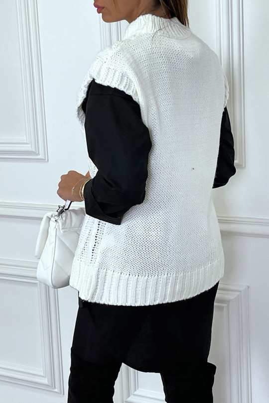 Witte mouwloze sweater in groot kabelbreisel en hoge kraag - 5
