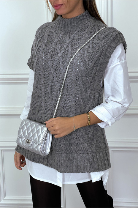 Pull anthracite sans manche en large maille torsadée et col haut - 1