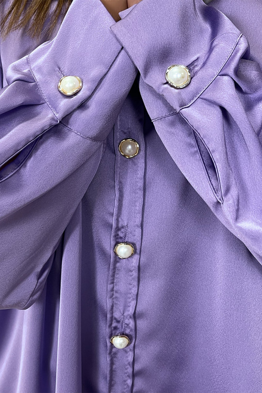 Longue chemise lila satiné et oversize avec bouton perle et doré - 5
