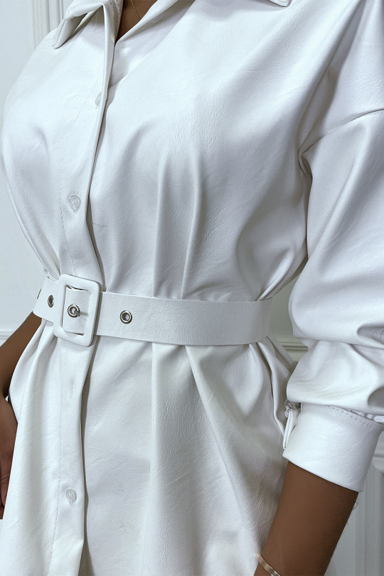 Chemise blanche en simili à coupe asymétrique et ceinture - 1