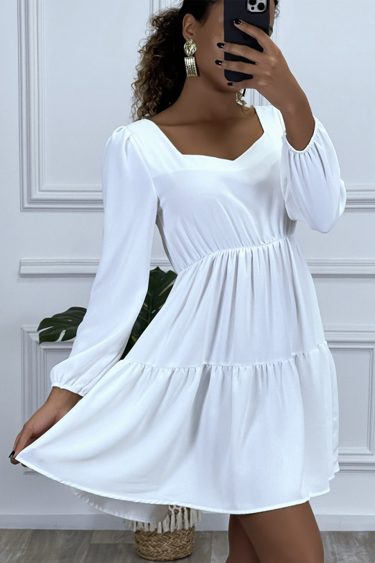 Uitlopende witte jurk met op verschillende plaatsen gerimpelde hartjeskraag - 1