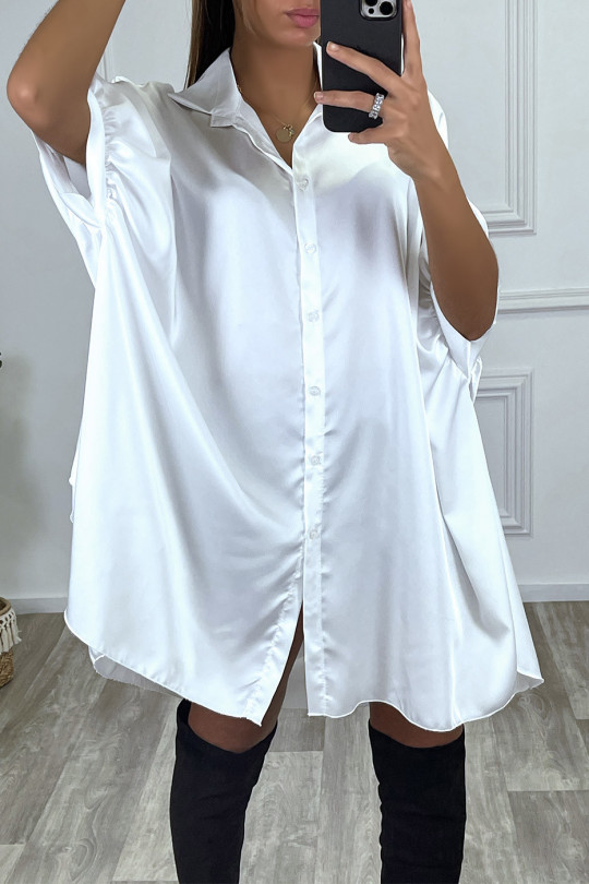 Robe chemise blanche satinée asymétrique à manches chauve souris - 4