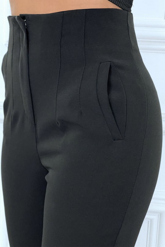 Pantalon noir coupe carotte cintré à la taille avec poches - 7