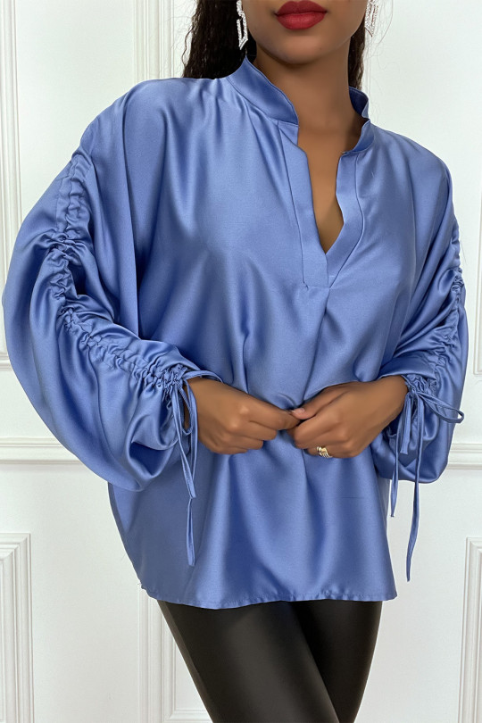 Blauwe satijnen blouse met oprolbare pofmouwen - 5