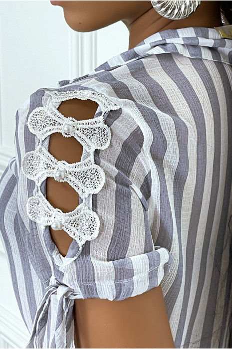 Chemise grise à rayure et dentelle sur les bras - 4