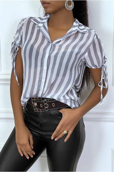 Chemise bleue à rayure et dentelle sur les bras - 1