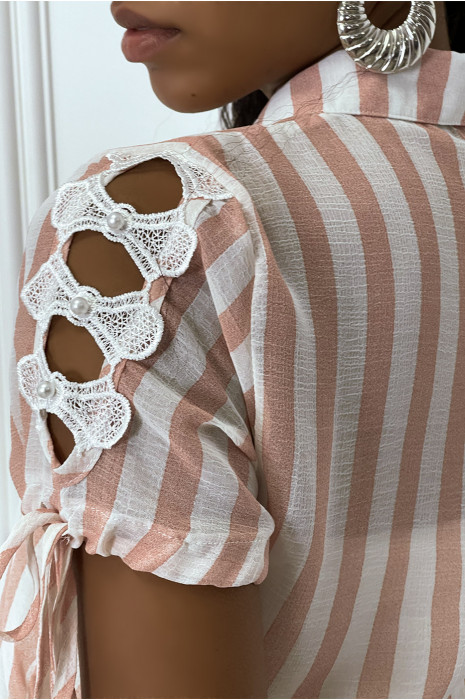 Chemise rose à rayure et dentelle sur les bras - 1