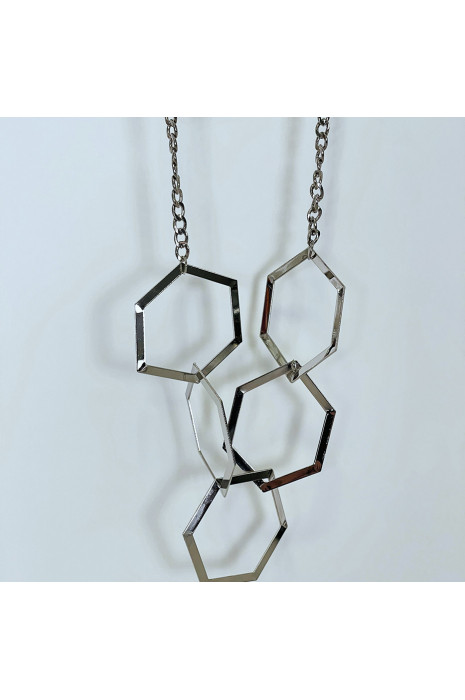 Collier argenté à motifs géométriques