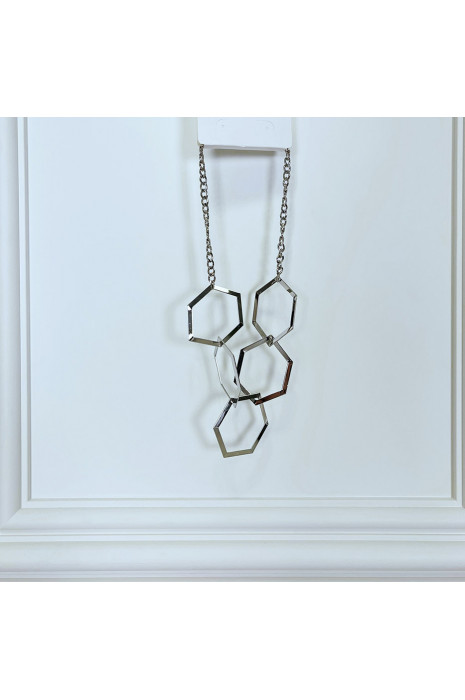Collier argenté à motifs géométriques