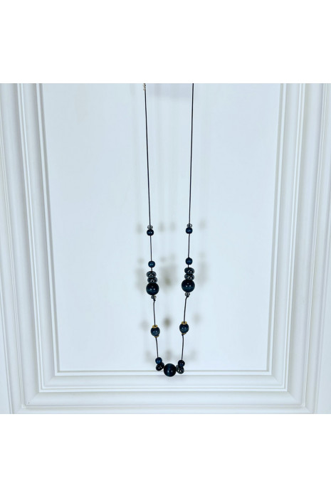 Lange damesketting van rode parels