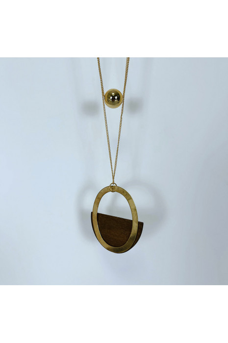 Collier doré long façon sautoir avec perle et bois