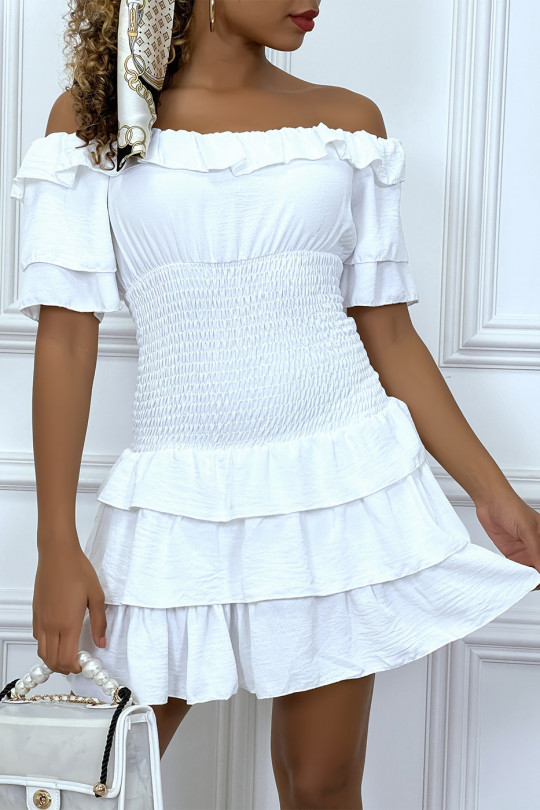 Short white dress with ruffle and gathered at the waist - 1