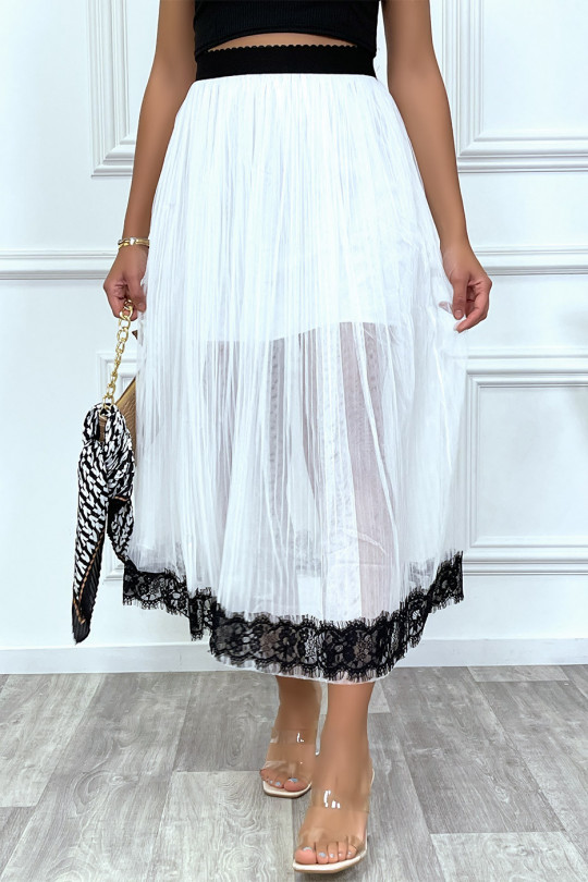 Longue jupe blanche en voile plissé et doublé avec dentelle noire.