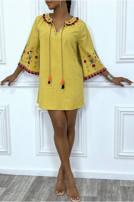 Robe tunique moutarde avec broderie au col et aux manches - 1