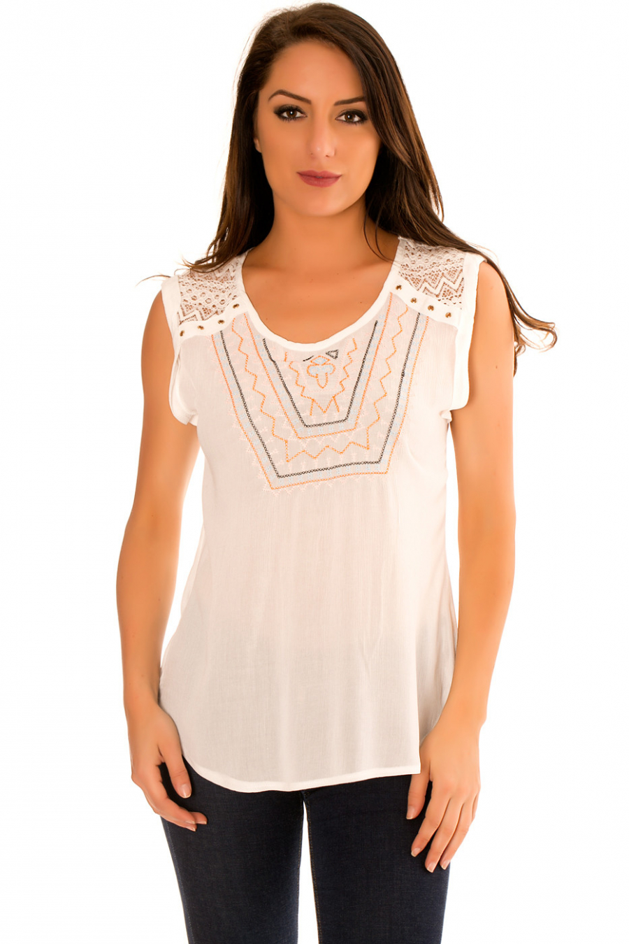 Top à col rond avec broderie, dentelle aux épaules au dos. F9912 - 1