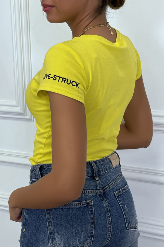 T-shirt jaune avec broderie coeur et écriture à la manche - 4