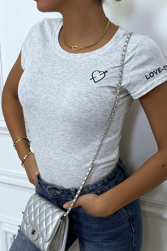 T-shirt gris avec broderie coeur et écriture à la manche - 1
