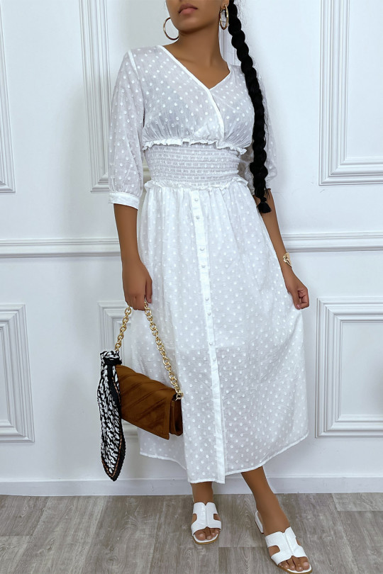 Longue robe blanche cintré à la taille et boutonné à la jupe - 1