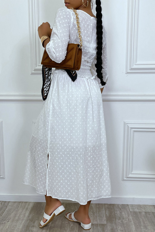 Longue robe blanche cintré à la taille et boutonné à la jupe - 4