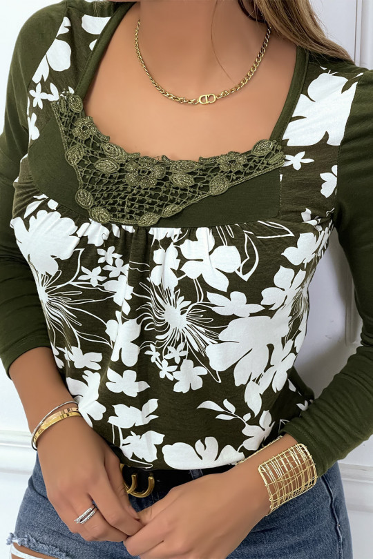Khaki top with white floral pattern and lace collar - 3