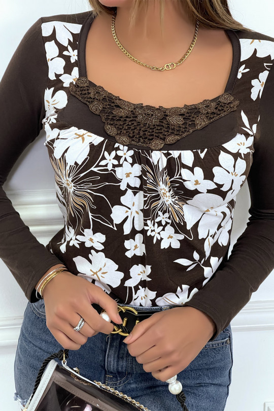 Brown top with white floral pattern and lace collar - 4