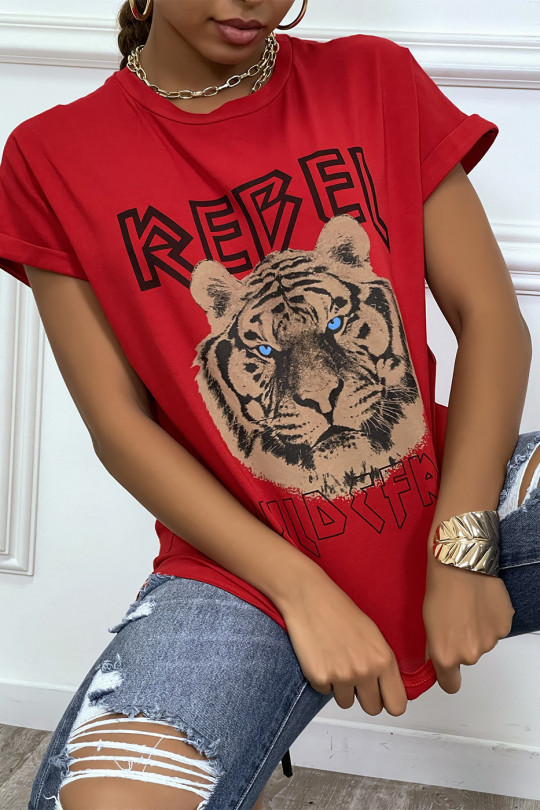 Tee-shirt rouge ample avec écriture REBEL et tête de lion - 4