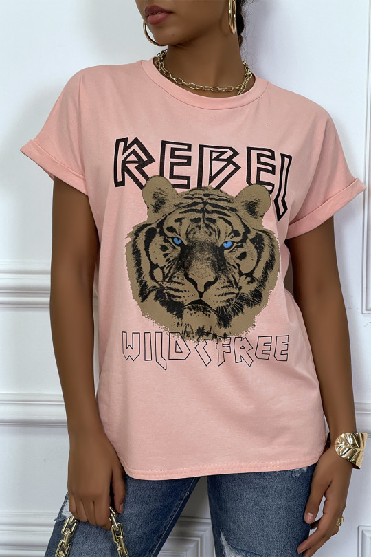 Losvallend roze T-shirt met REBEL-tekst en leeuwenkop - 1