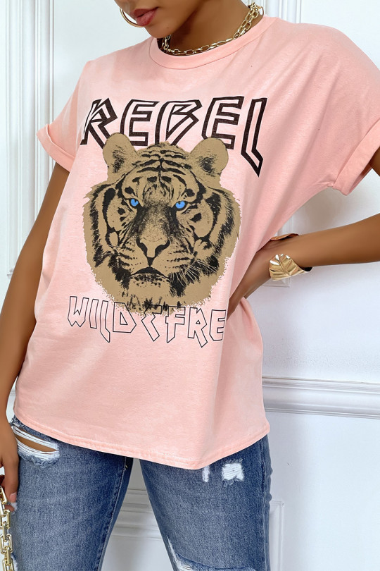 Losvallend roze T-shirt met REBEL-tekst en leeuwenkop - 2