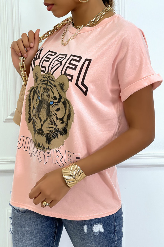 Losvallend roze T-shirt met REBEL-tekst en leeuwenkop - 4