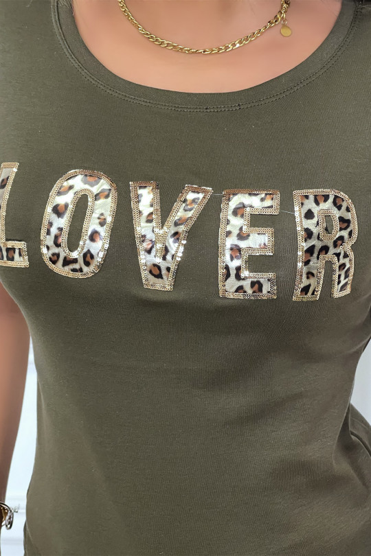 T-shirt kaki avec écriture LOVER en sequin et motif leopard - 3