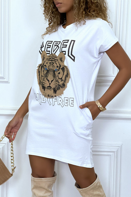 Witte t-shirtjurk met zakken en REBEL-tekst met leeuwendessin - 3