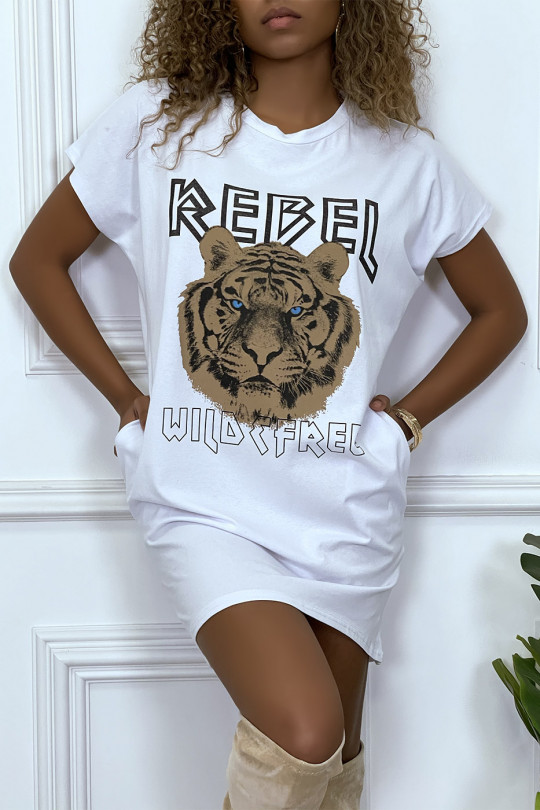 Witte t-shirtjurk met zakken en REBEL-tekst met leeuwendessin - 4