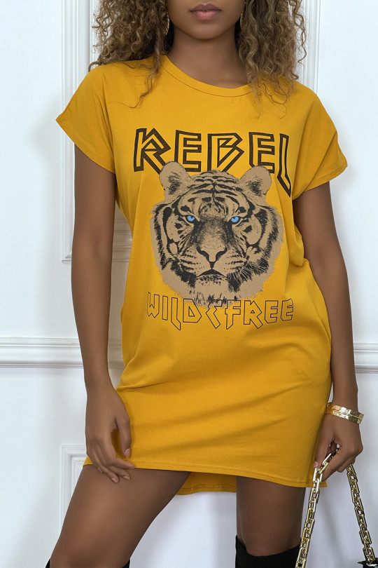 Mosterdkleurige t-shirtjurk met zakken en REBEL-tekst met leeuwendessin - 1