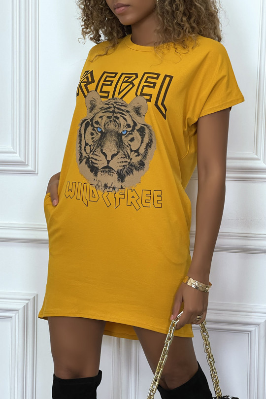 Mosterdkleurige t-shirtjurk met zakken en REBEL-tekst met leeuwendessin - 2