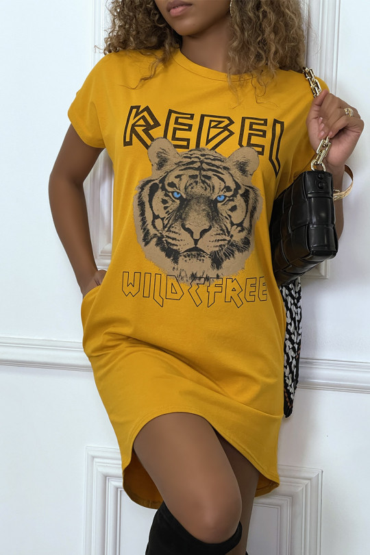 Mosterdkleurige t-shirtjurk met zakken en REBEL-tekst met leeuwendessin - 3