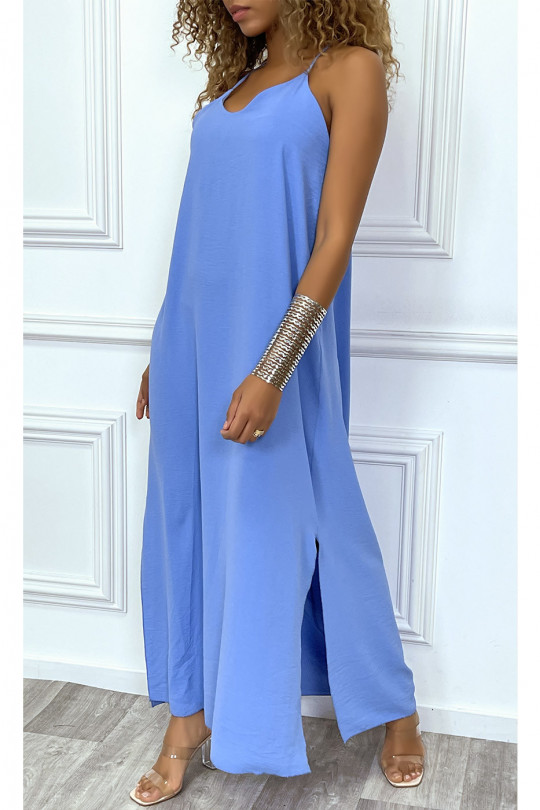 Longue robe bleu à fines bretelles et fentes sur les cotés - 4