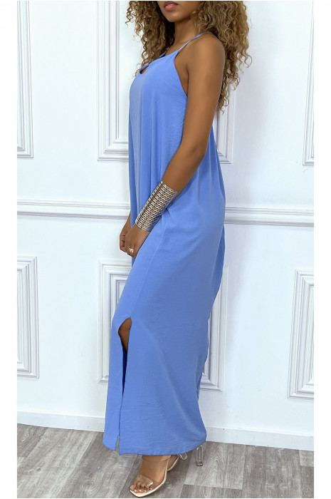 Longue robe bleu à fines bretelles et fentes sur les cotés - 5