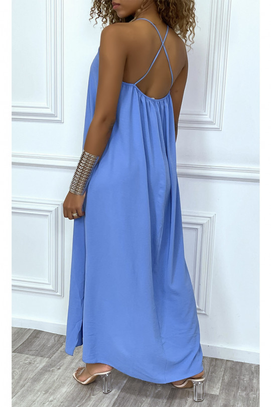 Longue robe bleu à fines bretelles et fentes sur les cotés - 6