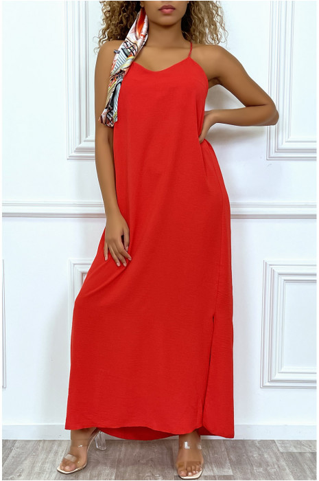 Longue robe rouge à fines bretelles et fentes sur les cotés - 1