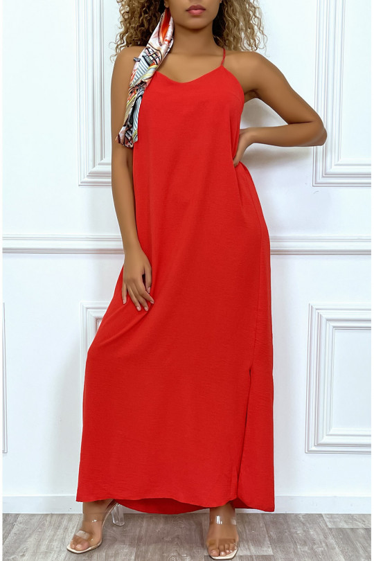 Longue robe rouge à fines bretelles et fentes sur les cotés - 1