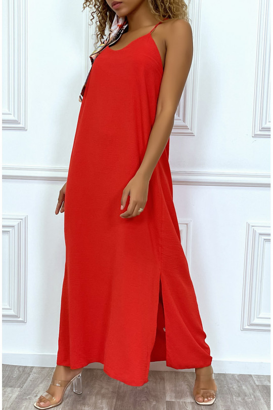 Longue robe rouge à fines bretelles et fentes sur les cotés - 2