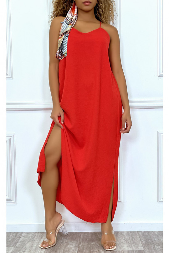 Longue robe rouge à fines bretelles et fentes sur les cotés - 3