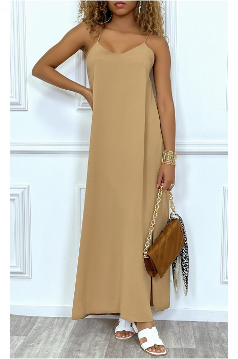 Longue robe camel à fines bretelles et fentes sur les cotés - 2