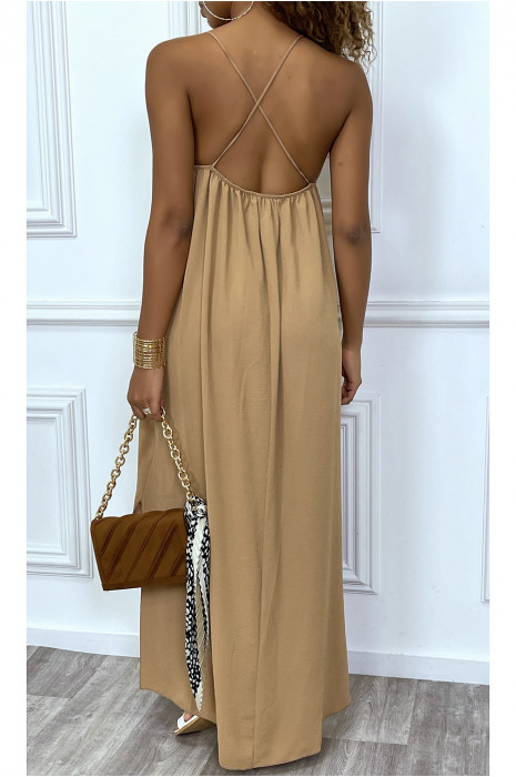 Longue robe camel à fines bretelles et fentes sur les cotés - 5