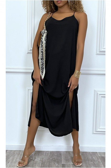 Longue robe noir à fines bretelles et fentes sur les cotés - 1