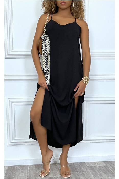 Longue robe noir à fines bretelles et fentes sur les cotés - 2