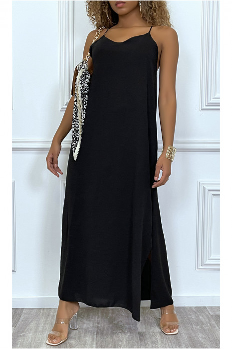 Longue robe noir à fines bretelles et fentes sur les cotés - 3