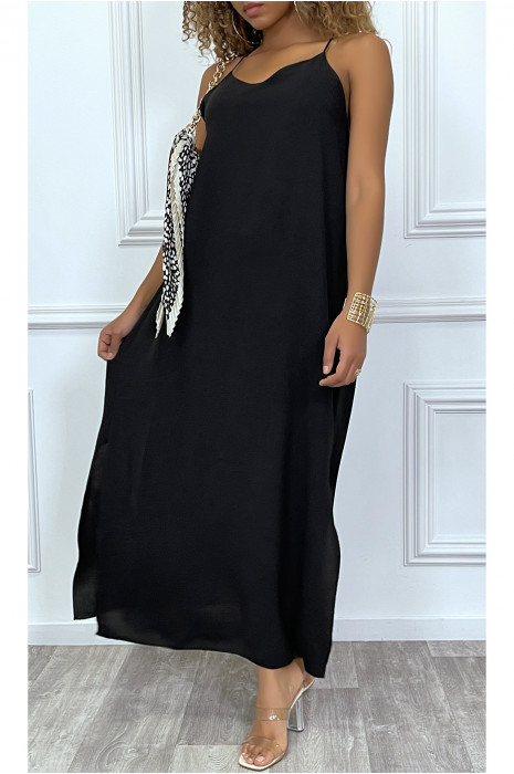 Longue robe noir à fines bretelles et fentes sur les cotés - 4